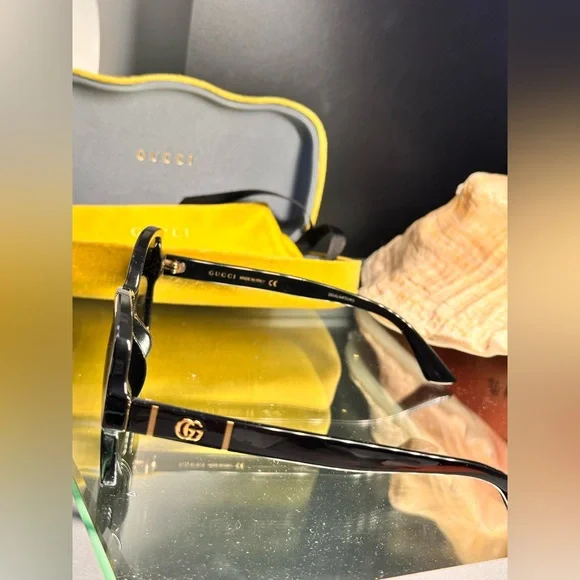 GUCCI Black Square Sunglasses - Picture 4 of 10